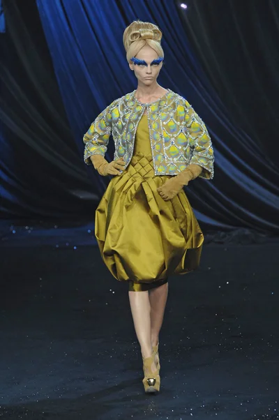 Look 15